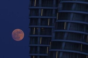 Strawberry Moon Lights Up Skies Across America