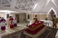 Il primo giorno dopo la morte di Papa Francesco: la prima foto della salma e il lutto nazionale per 5 giorni