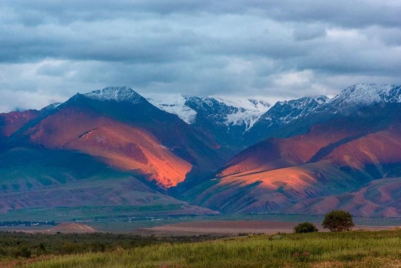 Antik mezarların bulunduğu Tian Shan bölgesi, Kırgızistan.