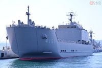 なんか民間船みたいな雰囲気も… 輸送艦「にほんばれ」自衛艦ぽくない理由とは？ 乗員たちの本音を聞いてみた | 乗りものニュース