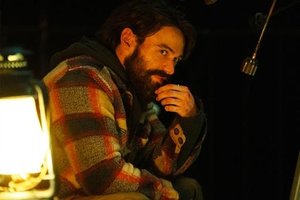 Thomas Doherty Shines In Paradise Season 2 Debut