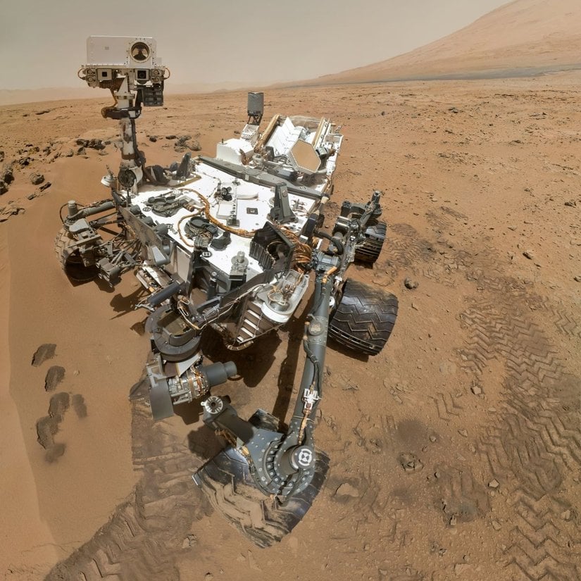 Nature Communications'da yayınlanan bir çalışma, NASA'nın Curiosity gezgini tarafından çekilen görüntüleri kullanarak eski Mars nehirlerinin uzunluğunu tahmin ediyor. Bunun için nehirdeki çakıl taşlarının kütlesi ve nehir yatağındaki seyahat mesafesi araştırıldı. Bu süreçte, ortalama statik denge sayısının azaldığı ve böylece çakıl taşlarının Gömböc şekline doğru evrimleştiği öngörülmektedir. Bu durum, daha sonra Mars çakıllarının şekil evrimini geriye doğru izlemek için uygulanabilecek denklemlerin doğrulanmasına yol açtı.