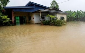 Flood Hits Kampar Regency Prompting Community Support Action