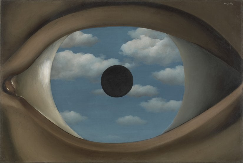 The False Mirror / Sahte Ayna (1929) — Büyük bir gözün irisi yerine gökyüzü görülür. Bu eser yüklediğiniz temel çalışmaların merkezinde değil, ancak yazınızın “Gördüğümüz dünya mı, beynimizin oluşturduğu dünya mı?” sorusuna çok iyi görsel karşılık verir. MoMA da eseri görmenin nesnel bir ayna olmadığı; gözün seçici ve öznel oluşuyla ilişkilendiriyor.By René Magritte - https://www.moma.org/collection/works/78938, PD-US, https://en.wikipedia.org/w/index.php?curid=80741240