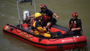 Fishermen Rescued After Boat Capsizes Off Ben Tre