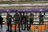 Passageiro morre preso entre metrô e porta de plataforma da estação Campo Limpo