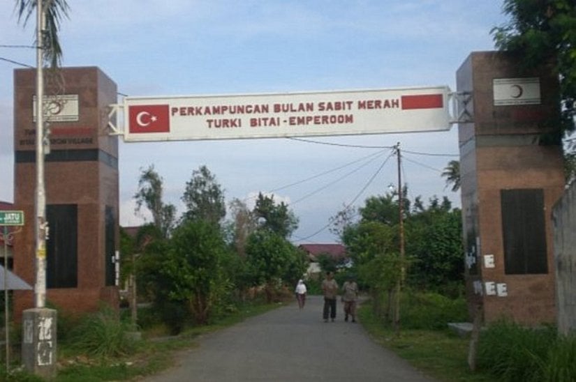 Açe'de bulunan "Bitai" köyünün girişi