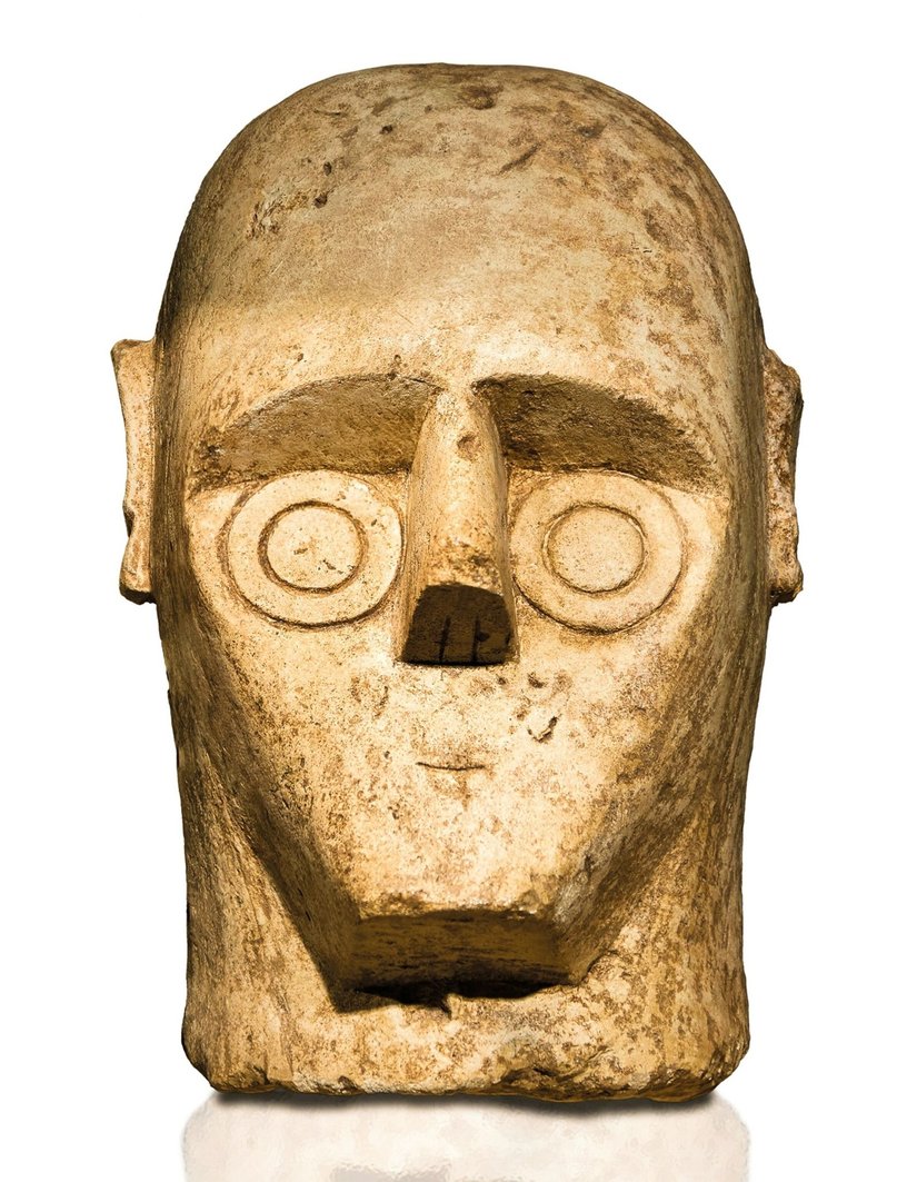 Kusursuz eşmerkezli daireler ve T şeklinde bir alın ve burun... Cagliari Ulusal Arkeoloji Müzesi'ndeki Sardinya'nın "taş devleri"nden birinin yüzü bunlardan oluşur.