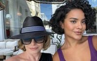 Bella Campos posa com Debora Bloch, e web reage: 'Quem juntou, por favor, não separa'