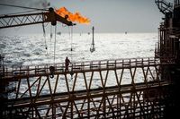 Oil Extends Gain as US Sanctions China Refinery for Iran Trade