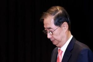 Han Duck-Soo Resigns To Run For President
