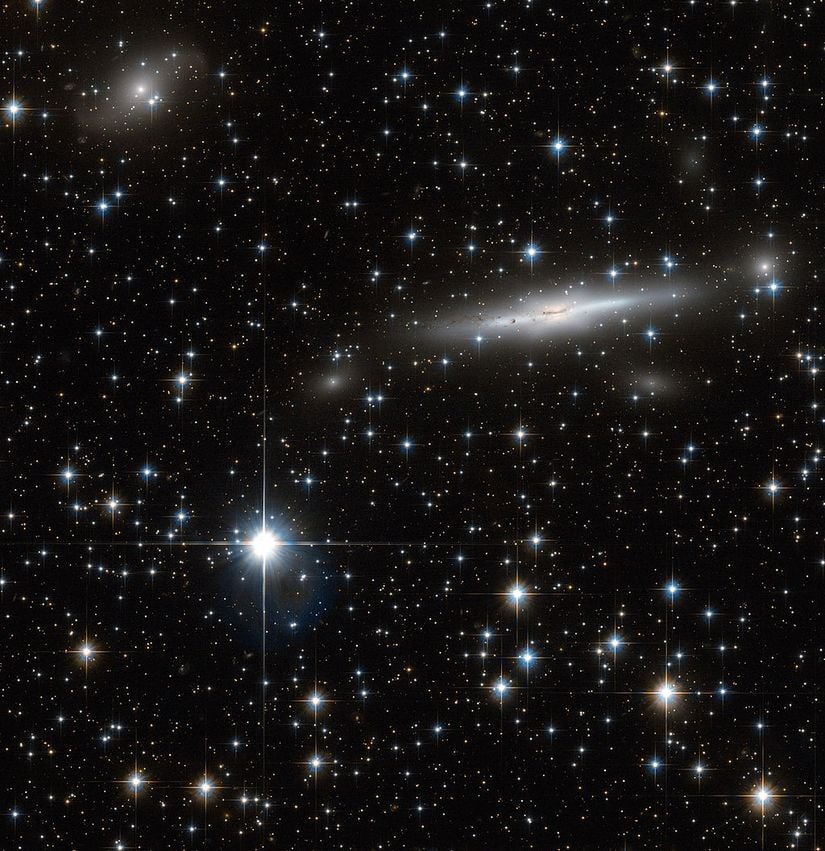 Hubble Uzay Teleskobu'nun, Büyük Çekici'nin bulunduğu bir görüntüsünün betimlemesi.