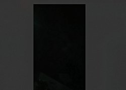 Işık hüzmesi neden yansıma kaynağı sabit kaldığında hareket etmeye devam ediyor?