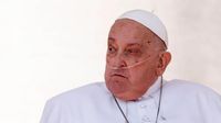 Überraschungsbesuch im Vatikan: Papst zeigt sich in ungewöhnlichem Outfit