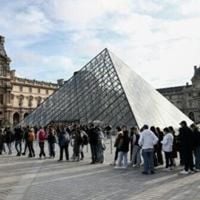 Two suspects arrested in Louvre jewel heist