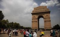 Delhi Wakes Up To Cloudy Skies, Rain Likely In The Day