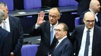 Friedrich Merz bringt seinem Kabinett ein Fass Bier mit