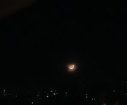 Ay neden batarken böyle görünüyor?