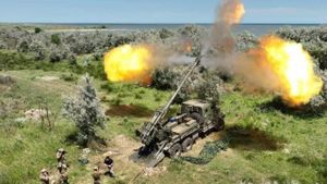 Russia Adapts Military Tactics Amid Declining Artillery Advantage