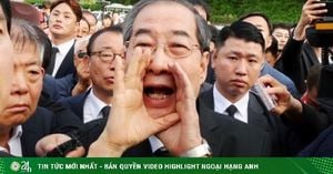 Han Duck-Soo Announces Presidential Candidacy Amid Protests