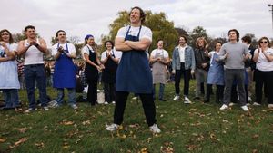 Chicago Crowds Celebrate Jeremy Allen White Lookalike Contest