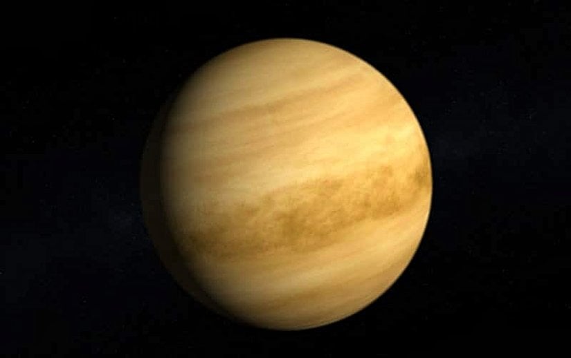 Venüs, Güneş’e en yakın ikinci gezegendir ve Dünya’nın en yakın gezegen komşusudur. Dört karasal gezegenden biridir. Büyüklük ve yoğunluk bakımından benzer olduğu için Dünya’nın ikizi olarak literatürde adı geçer. Ancak Venüs ve Dünya arasında köklü yapısal değişiklikler vardır. Volkanik aktiviteler sebebiyle Venüs’ün yüzeyi şekillendi. Kuru ve çorak arazisi grimsi kayalardan oluşuyor, ancak uzaydan gezegenin yoğun atmosferinin bir sonucu olarak sülfürik asitten oluşan kalın, dönen sarı ve beyaz bulutlar olarak görünmektedir. Venüs’ün rengi de genelde bu şekilde tanımlanır.