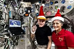 Uzayda Mahsur Kalan Astronotların Noel Baba Şapkaları: NASA'dan Açıklama.