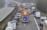 Trümmerfeld auf der A93 bei Teublitz: Unfall fordert zwei Tote, mehrere Verletzte