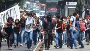 Students Blockade Circuito Interior Demanding Cafeteria