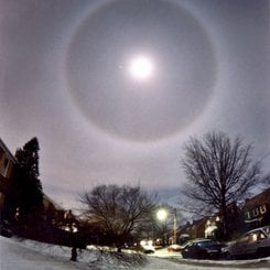 Ay'ın Etrafında Bir Hale