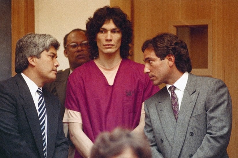 Cinayetler: 15+    Seri katiller bir dönem Amerikalı bireylerin yüreklerine korku salan en meşhur suçlulardı. Fakat seri katiller arasında öyle bir isim var ki; yakalandıktan sonra bu kadar geniş hayran kitlesine sahip olan az sayıda suçlu bulunuyor.    1984 yılından 1985’e kadar Los Angeles’ta rastgele evlere girerek korkunç suçlar işleyen Richard Ramírez, yöntemlerinden dolayı Night Stalker yani Gece Avcısı lakabını almıştı. Hiçbir etnik köken, cinsiyet, yaş ve medeni durum gözetmeden cinayetler işleyen Ramírez, daha önce dedektiflerin hiç karşılaşmadığı türden bir katildi.    Öyle ki Richard Ramírez’in işlediği cinayetler arasında bağlantı sadece ayakkabılarının izi ile kurulabilmişti. Cinayet mahallinde satanist işaretler bırakan Richard Ramírez, şeytanın dünyada vücut bulmuş hâli olarak kabul ediliyordu. Mahkemesi sırasında da satanizme yönelik birçok söz söyledi ve kendine geniş bir hayran kitlesi kazandı.    Ramírez özellikle tekinsiz “kötü çocuk” imajı ve satanist oluşu nedeniyle yüzlerce kadını kendine hayran bırakmıştı. İdam cezası alan ve death row’da sırasını bekleyen Richard Ramírez, 2013 yılında 53 yaşındayken kanserden hayatını kaybetti.