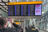 TRT Global - I voli riprendono all'aeroporto di Heathrow nel Regno Unito dopo l'incendio in una sottostazione