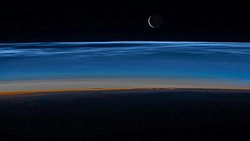 Astronot Uzayın Sınırında Tuhaf Yanardöner Bulutları Görüntüledi.