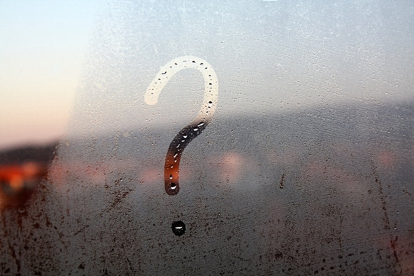 Su damlacıkları pencerelerinizin veya duvarlarınızın iç kısmında doğal olarak oluştuğunda, bu yoğuşmadır.