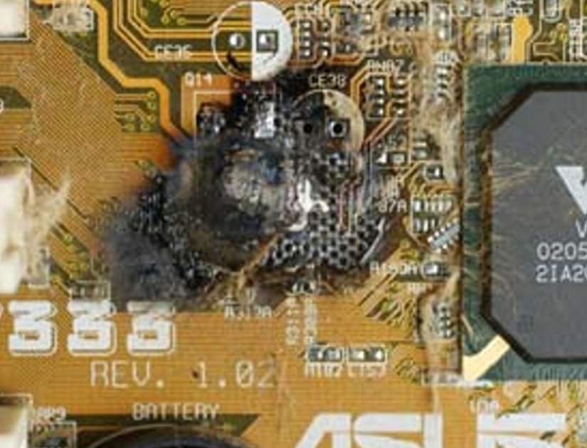 Sızan elektrolitin güç taşıyan iletkenlere kısa devre yaptırması sonucu baskılı devre kartında çıkan yangının sonuçları