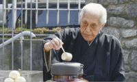 Japan tea ceremony master, peace champion Sen Genshitsu dies at 102