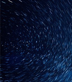 Kütleli herhangi bir şey ışık hızında giderse uzay zaman dokusunda yırtılmaya yol açabilir mi?