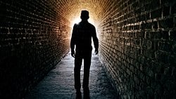 Ölüme Yakın Deneyim: Ölümden Önce Görülen Işık, Havada Süzülme ve Sesler Gibi Deneyimlerin Kaynağı Nedir?