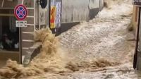 Maltempo in Piemonte, a Rubiana esonda il torrente: la strada diventa una cascata