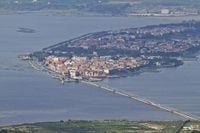 Invasione moscerini a Orbetello, il Comune stanzia 300mila euro per maxi disinfestazione - gonews.it