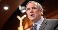 Oregon Delegation Demands Trump Keep Federal Troops out Of Portland - Merkley
