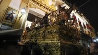 Un susto durante la Madrugá de Sevilla por la explosión de un registro eléctrico obliga a cambiar su recorrido