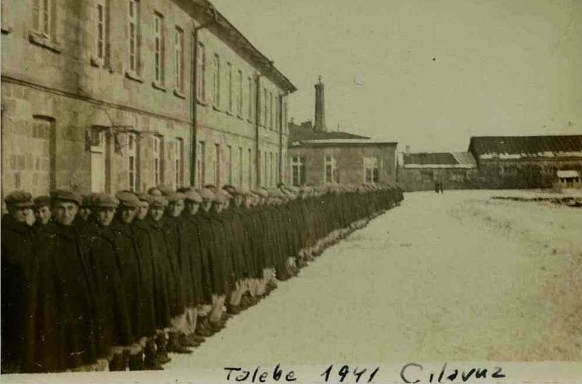 Bu fotoğraf, 1941 yılında Hasanoğlan Köy Enstitüsü'nde (Cilavuz olarak da bilinen) çekilmiş, öğrenci sıralarını gösteren önemli bir belgedir.