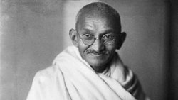 GANDHİ DÜŞÜNDÜĞÜNÜZ KADAR MASUM DEĞİL