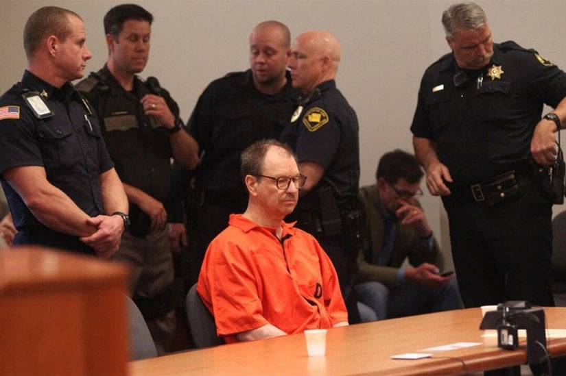 Cinayetler: 49 (Kanıtlanmış), 71 (İtiraf Edilen)    ABD seri katiller tarihinin en azılı katillerinden biri olan Gary Ridgway, 1982 yılından 2001’e kadar onlarca cinayet işlemiştir. Ridgway genellikle hayat kadınlarını veya evden kaçıp sokaklarda yaşamak zorunda kalan genç kadınları öldürüyordu. Ayrıca bu azılı cani öldürdüğü kadınların bedenleriyle de ilişkiye giriyordu.    Oldukça sorunlu bir çocukluk ve gençlik geçiren Ridgway, liseden sonra hemen evlenmişti. Evliliğin ardından da Vietnam Savaşı’na katıldı. Savaşta sıcak çatışmalara katılan Ridgway, görevi sırasında sayısız hayat kadını ile birlikte olmuş ve kapmadığı cinsel hastalık kalmamıştı. Savaştan döner dönmez eşinden boşanan Ridgway, ikinci eşiyle birlikte dindar bir kimliğe bürünmüştü ve kapı kapı dolaşarak misyonerlik yapıyordu.    Fanatik bir dindar hâline gelen Ridgway, evli olmasına rağmen hayat kadınları ile birlikte olmaya da devam ediyordu. Zira hayat kadınları Ridgway’in bir nevi fetişiydi ve bu kadınlara saplantı derecesinde düşkündü. Ridgway’in bu saplantısı daha sonra cinayete ve nekrofiliye dönüşmeye başlamıştı. Kamyonetine alarak ıssız alanlara götürdüğü onlarca hayat kadınını öldüren Ridgway, daha sonra öldürdüğü kişilerin bedenleri ile tekrar tekrar ilişkiye de giriyordu.    2001 yılında teknik imkânlar dâhilinde DNA testleri ile yakalanan Gary Ridgway, yaklaşık 71 kadını Green River bölgesinde öldürdüğünü itiraf etti. Şu an 72 yaşında olan Gary Ridgway, Washington Eyaleti Ceza İnfaz Kurumu’nda ömür boyu hapis cezasını çekiyor.