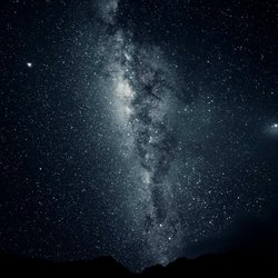 Evrenin hem mikro hem de makro düzeyde sonsuz bir büyüklük ve küçüklüğe sahip olması fikri nasıl açıklanabilir? Evren sonsuz mu, yoksa sınırlı mı?