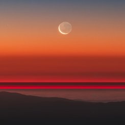 Yeni Ay'ın Kollarında Eski Ay