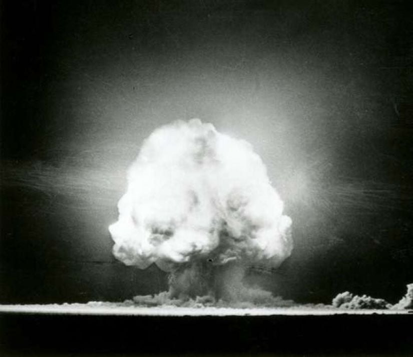 Alamogordo, New Mexico yakınlarında 16 Haziran 1945'te ilk atom bombası denemesi.