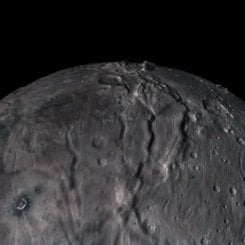New Horizons'tan Charon Üzerinde Alçak Uçuş