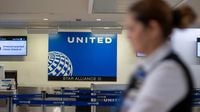 Travelers sue United Airlines, allege pilot forcibly removed passenger from bathroom